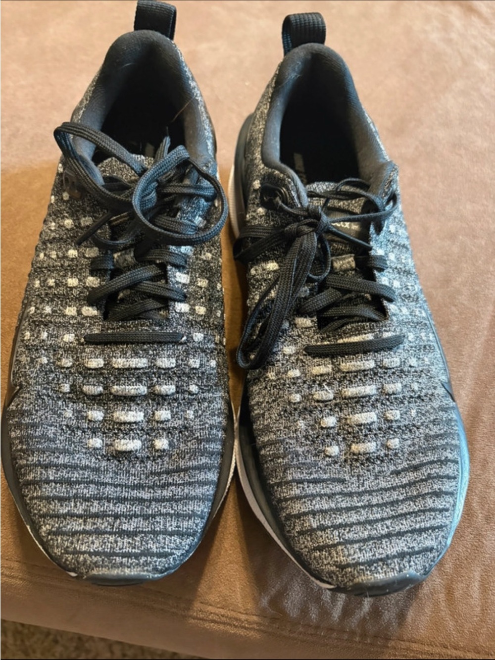 Nike Women's Black and Gray Knit Athletic Shoes